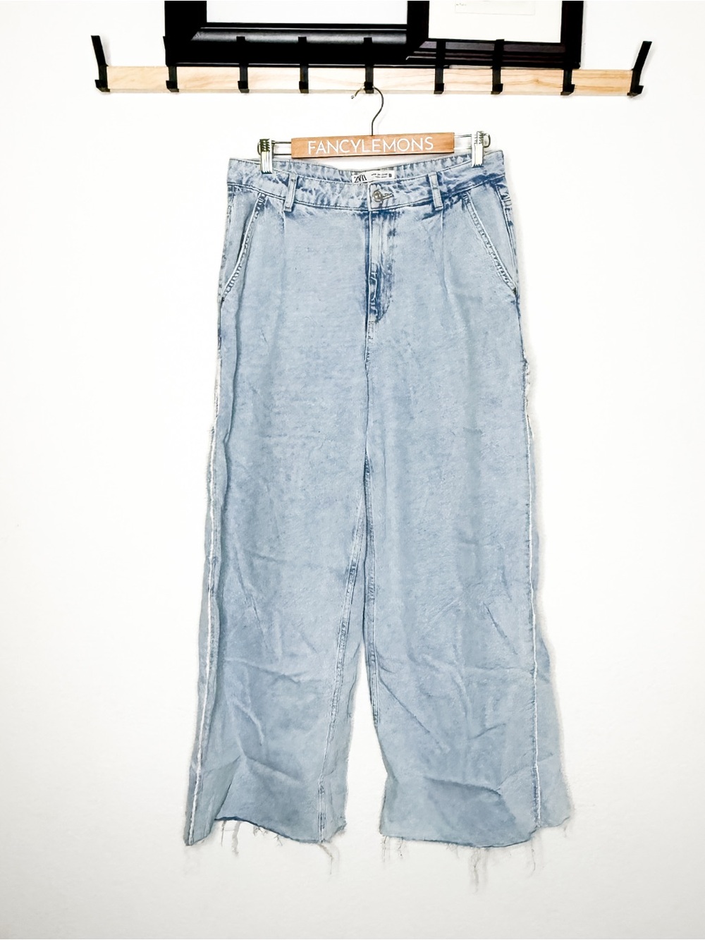 Zara Light Wash Wide Leg Jeans Women’s Size 6 EUR 38 Raw Edge Side Seam Detail
